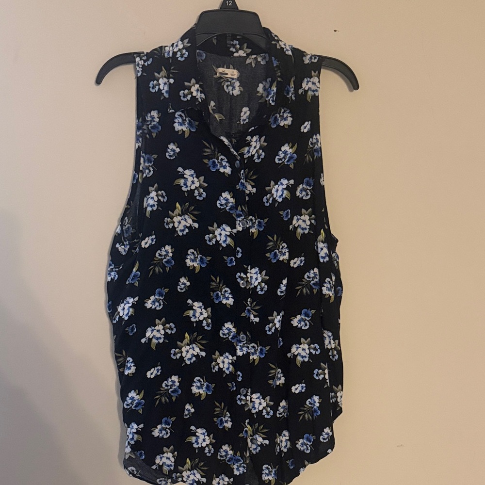 Hollister Black Sleeveless Floral Button-Front Camisole - Blue & White Flowers